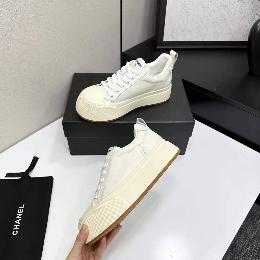 👟👟Ex-factory price 560👟👟Chanel Panda Shoes! 2025 counter's top casual sports shoes. This classic design; the upper is electro-embroidered with a variety of techniques; the outsole is fashionable and sporty; the unusual inclusion of a variety of color matching elements... The diversified mix and match is very good-looking and versatile, and can be used for leisure, fashion, sports, and outdoor... ꫛꫀꪝ Go➫ Materials: ❶Upper made of: original imported first-layer silk cowhide + original waterproof cloth + original first-layer cowhide ❷Inner lining: Breathable mesh ❸ Outsole based on: original TPU combination outsole, full set of boutique packaging for women 35–41